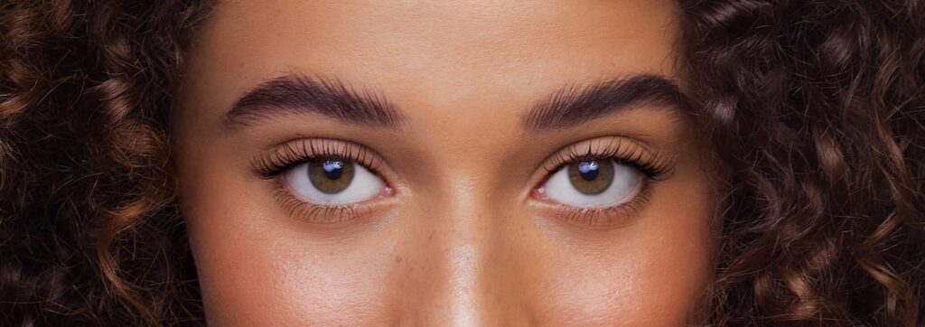 female eyebrow tinting